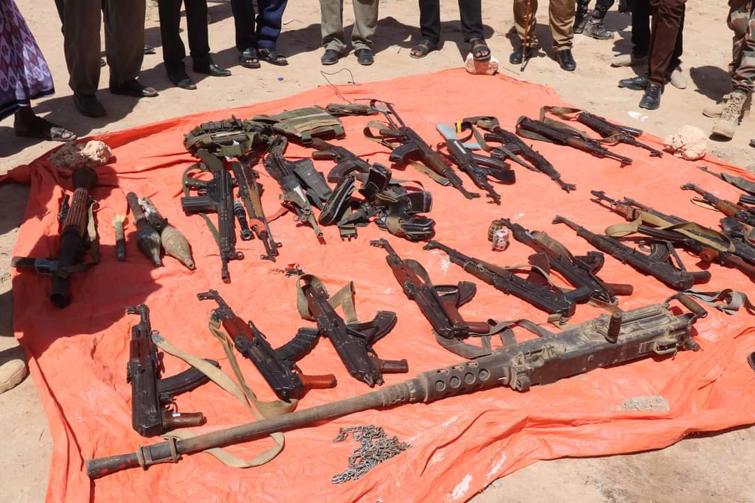 Cache of weapons have been intercepted in a swoop by security officers in Galkacayo town, Puntland regional State according to a statement from Mudug governor @Abdlatifsanyare