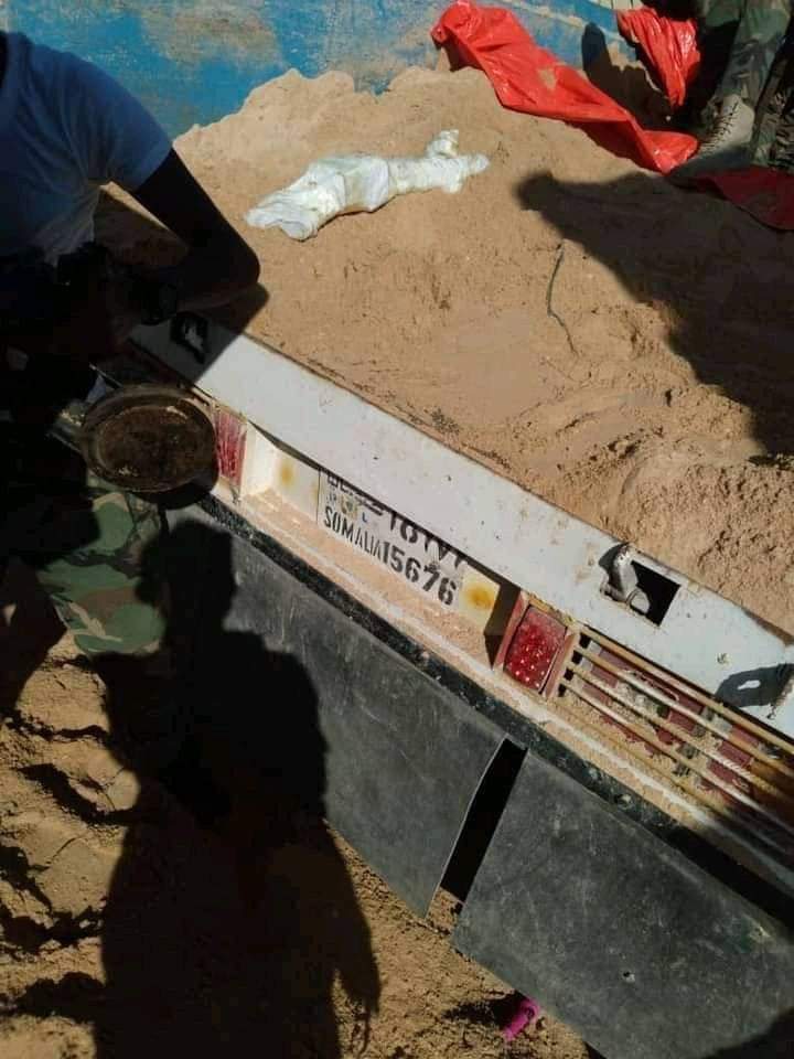 Puntland Police in Bari Region,have seized a vehicle in Bosaso with illegal weapons and ammunition. Police said the truck was loaded with sand, to hide the weapons and ammunition on board, but police had information. Police also say the weapons were imported from Yemen