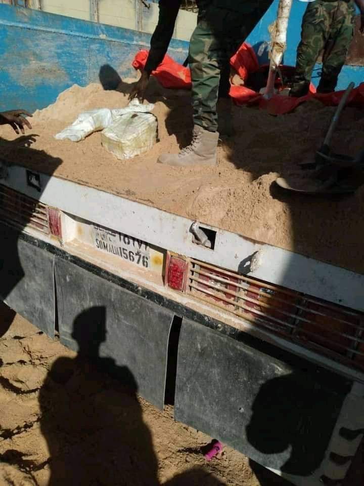 Puntland Police in Bari Region,have seized a vehicle in Bosaso with illegal weapons and ammunition. Police said the truck was loaded with sand, to hide the weapons and ammunition on board, but police had information. Police also say the weapons were imported from Yemen