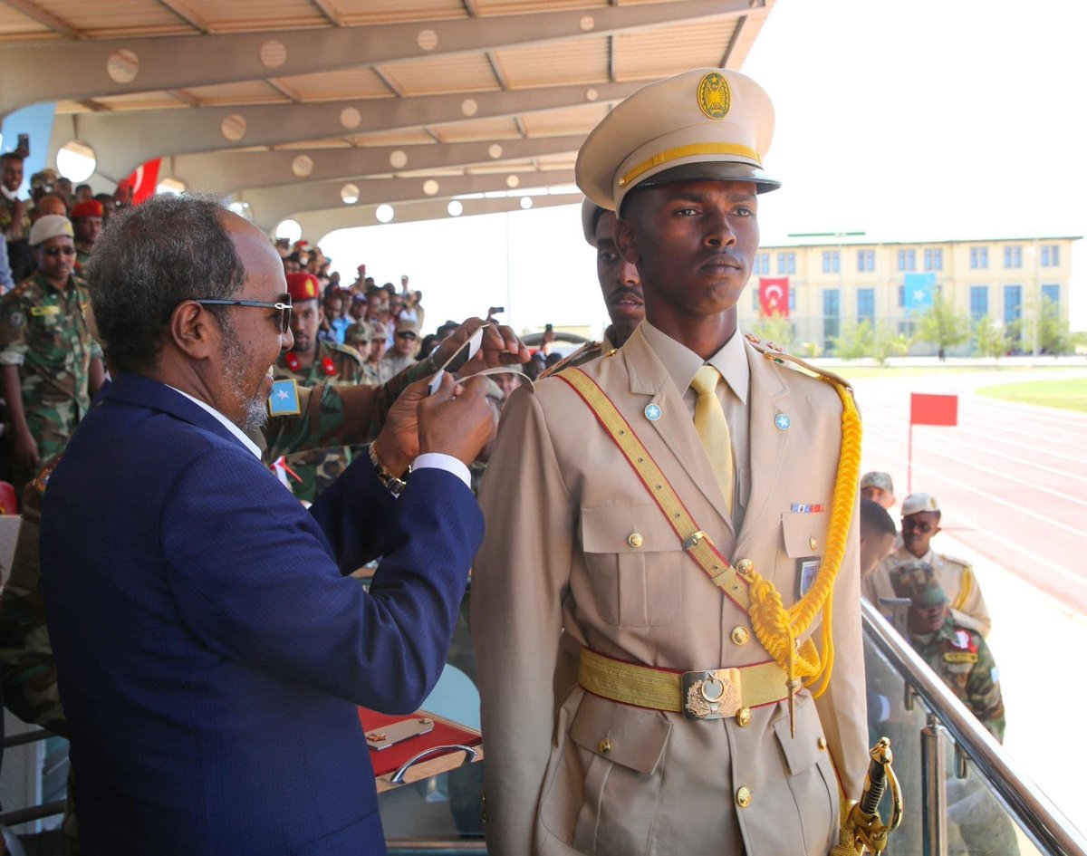 More and more Somali soldiers graduating from the Türkiye-Somalia (TürkSom) military training facility in Mogadishu. President @HassanSMohamud attended @SNAForce graduation on Sunday. (Pics by SNTV)