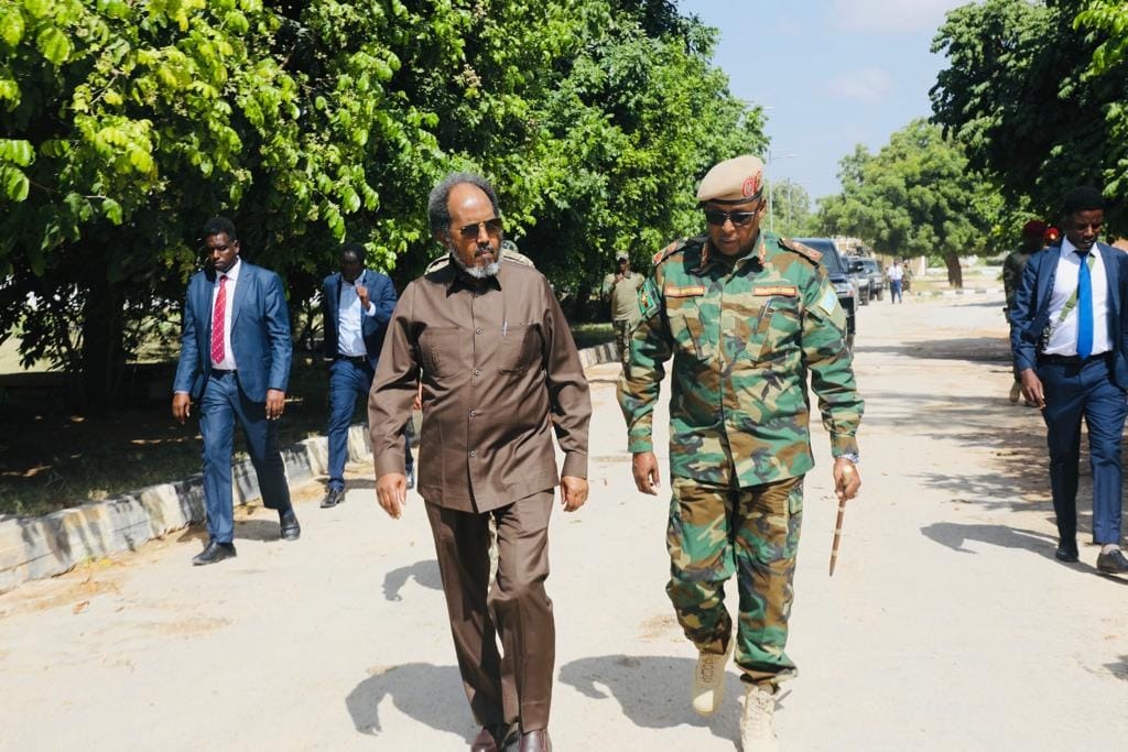 Somali President Hassan Sheikh Mohamud meets with Somali army chief Brigadier General Ibrahim Sheikh Muhyadin, the commanders of the Navy, Air Force, and the Deputy Commander of the Somali Land Forces at the Ministry of Defense in Mogadishu on Wednesday.State-owned…