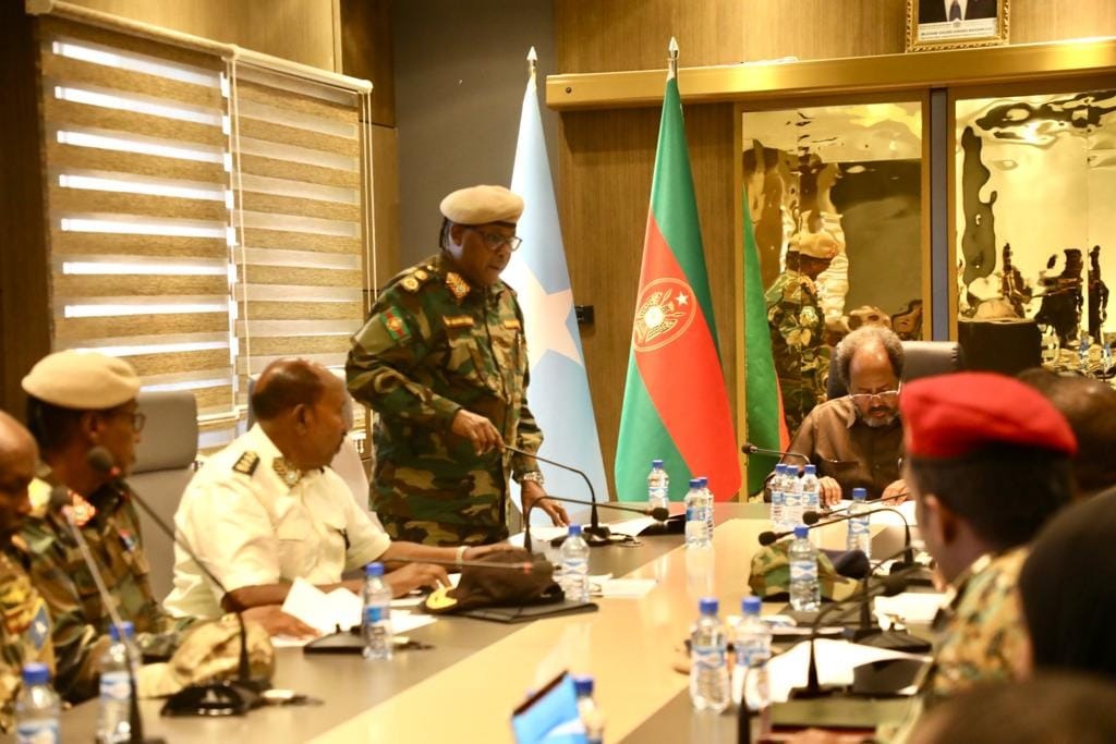 Somali President Hassan Sheikh Mohamud meets with Somali army chief Brigadier General Ibrahim Sheikh Muhyadin, the commanders of the Navy, Air Force, and the Deputy Commander of the Somali Land Forces at the Ministry of Defense in Mogadishu on Wednesday.State-owned…