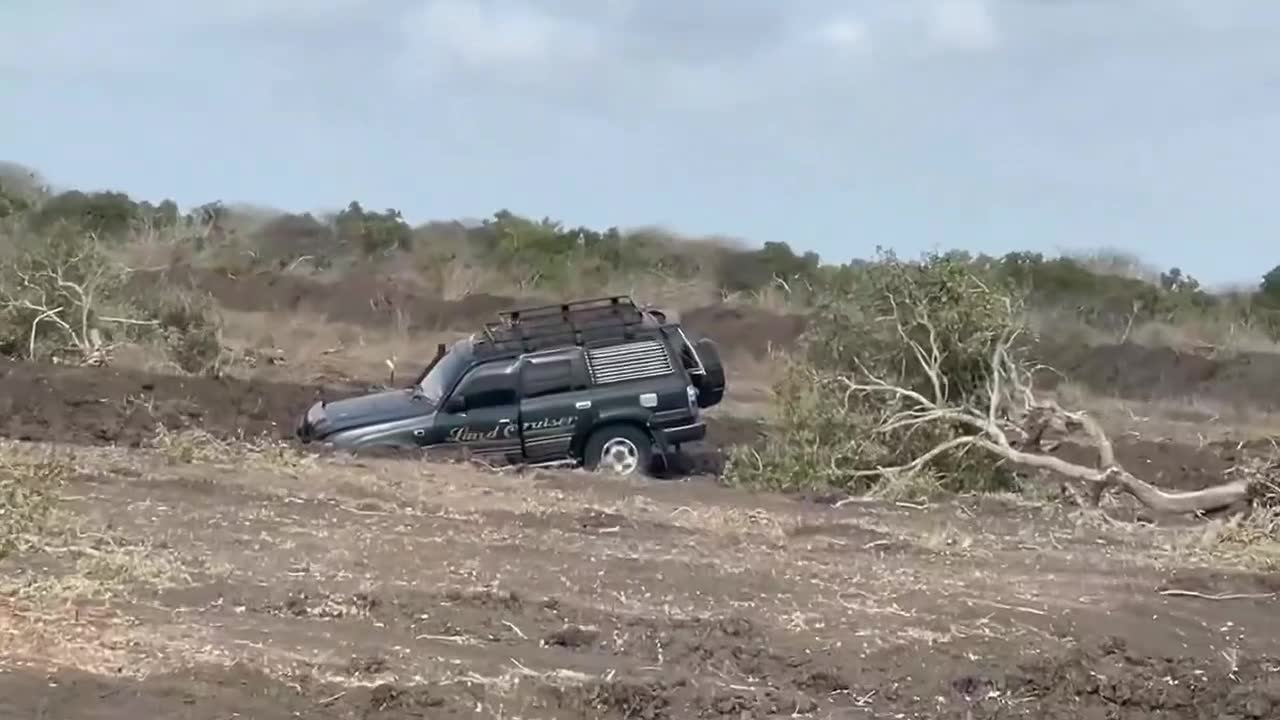 Eines der Selbstmordautos von al-Shabaab fiel am frühen Montag in einen Graben nahe einer Militärbasis außerhalb des Dorfes Mido. Sicherheitskräfte sprengten es später in einer kontrollierten Detonation in die Luft.