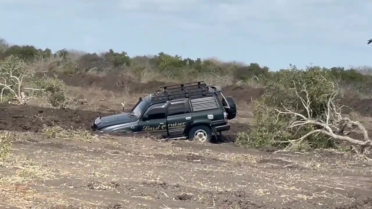 Eines der Selbstmordautos von al-Shabaab fiel am frühen Montag in einen Graben nahe einer Militärbasis außerhalb des Dorfes Mido. Sicherheitskräfte sprengten es später in einer kontrollierten Detonation in die Luft.