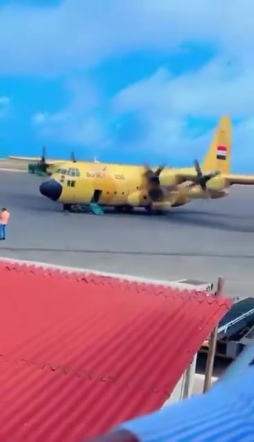 Kaynaklara göre, iki C-130 Mısır askeri uçağı Salı günü Mogadişu havaalanına ekipman ve personel taşıyarak ulaştı. nnSomali ve Mısır, Somali ve Etiyopya arasındaki sert anlaşmazlıkların ortasında askeri iş birliklerini güçlendiriyor