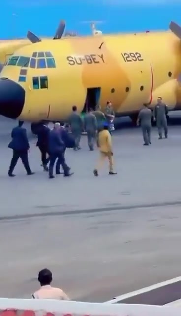 Kaynaklara göre, iki C-130 Mısır askeri uçağı Salı günü Mogadişu havaalanına ekipman ve personel taşıyarak ulaştı. nnSomali ve Mısır, Somali ve Etiyopya arasındaki sert anlaşmazlıkların ortasında askeri iş birliklerini güçlendiriyor