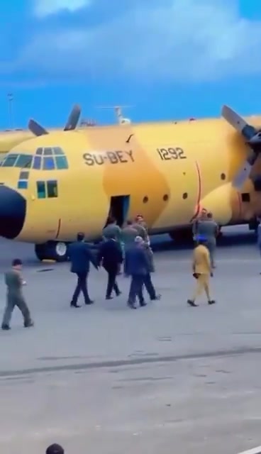 Kaynaklara göre, iki C-130 Mısır askeri uçağı Salı günü Mogadişu havaalanına ekipman ve personel taşıyarak ulaştı. nnSomali ve Mısır, Somali ve Etiyopya arasındaki sert anlaşmazlıkların ortasında askeri iş birliklerini güçlendiriyor