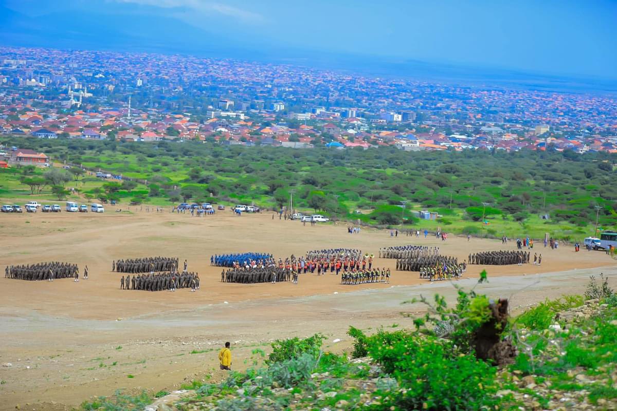 Le chef de l'armée éthiopienne, le général Berhanu Jula, s'exprimant à Jigjiga, dans la région Somali, a déclaré que l'effondrement de la Somalie avait commencé avec la guerre de 1977 contre l'Éthiopie. Il a affirmé que des puissances étrangères avaient poussé la Somalie dans le conflit, pour ensuite l'abandonner. Jula a lié la récente coopération entre la Somalie et l'Égypte au conflit de 1977, suggérant des influences extérieures similaires. Le général a fait ces remarques lors d'une visite dans la capitale de la région Somali, avec une photo le montrant assis à côté du président régional