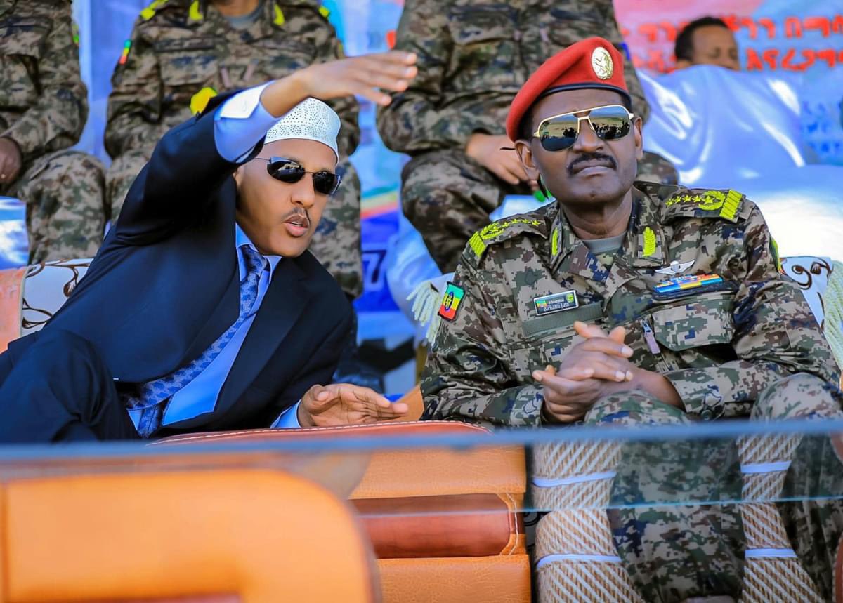 Somali Bölgesi'ndeki Jigjiga'da konuşan Etiyopya Ordusu Komutanı General Berhanu Jula, Somali'nin çöküşünün Etiyopya'ya karşı 1977 savaşıyla başladığını belirtti. Dış güçlerin Somali'yi çatışmaya ittiğini, ancak daha sonra terk ettiğini iddia etti. Jula, Somali ve Mısır arasındaki son iş birliğini 1977 çatışmasına bağlayarak benzer dış etkiler olduğunu ileri sürdü. General, bu açıklamaları Somali bölgesinin başkentini ziyaret ederken yaptı ve bir fotoğrafta bölge başkanının yanında otururken görülüyor