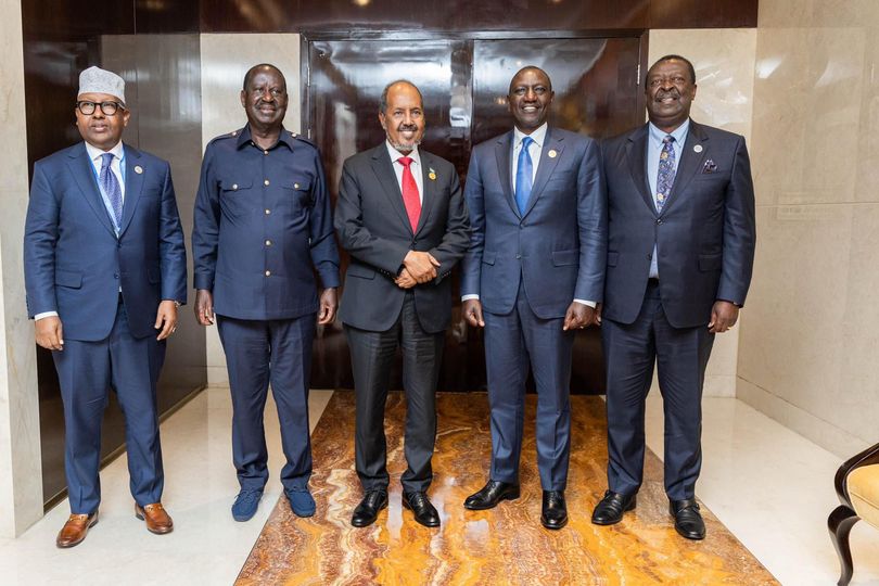 La Somalie a confirmé son soutien à Raila Odinga, le candidat kenyan à la présidence de la Commission de l'Union africaine (CUA), lors d'une réunion à Pékin, en Chine, entre le président somalien Hassan Sheikh Mohamud et le président kenyan William Ruto. Ce soutien s'inscrit dans le cadre de discussions plus larges et d'engagements diplomatiques lors du sommet Chine-Afrique, soulignant le soutien régional à la candidature d'Odinga en amont des élections de la CUA prévues en février 2025