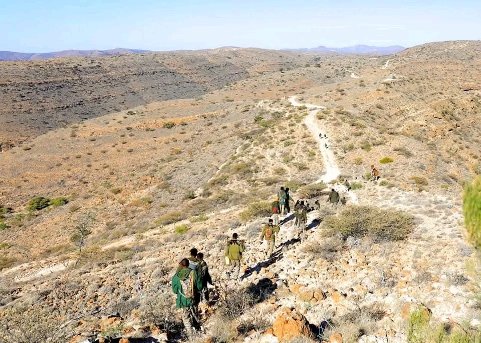 De regering van Puntland heeft OFFICIEEL toegegeven dat de VAE luchtaanvallen heeft uitgevoerd op de grotten van Xankookib, en voegde eraan toe dat de aanvallen een wapendepot en voertuigen van ISIS-Somalië hebben vernietigd, waarbij verschillende leden van de groep zijn gedood bij de aanval.