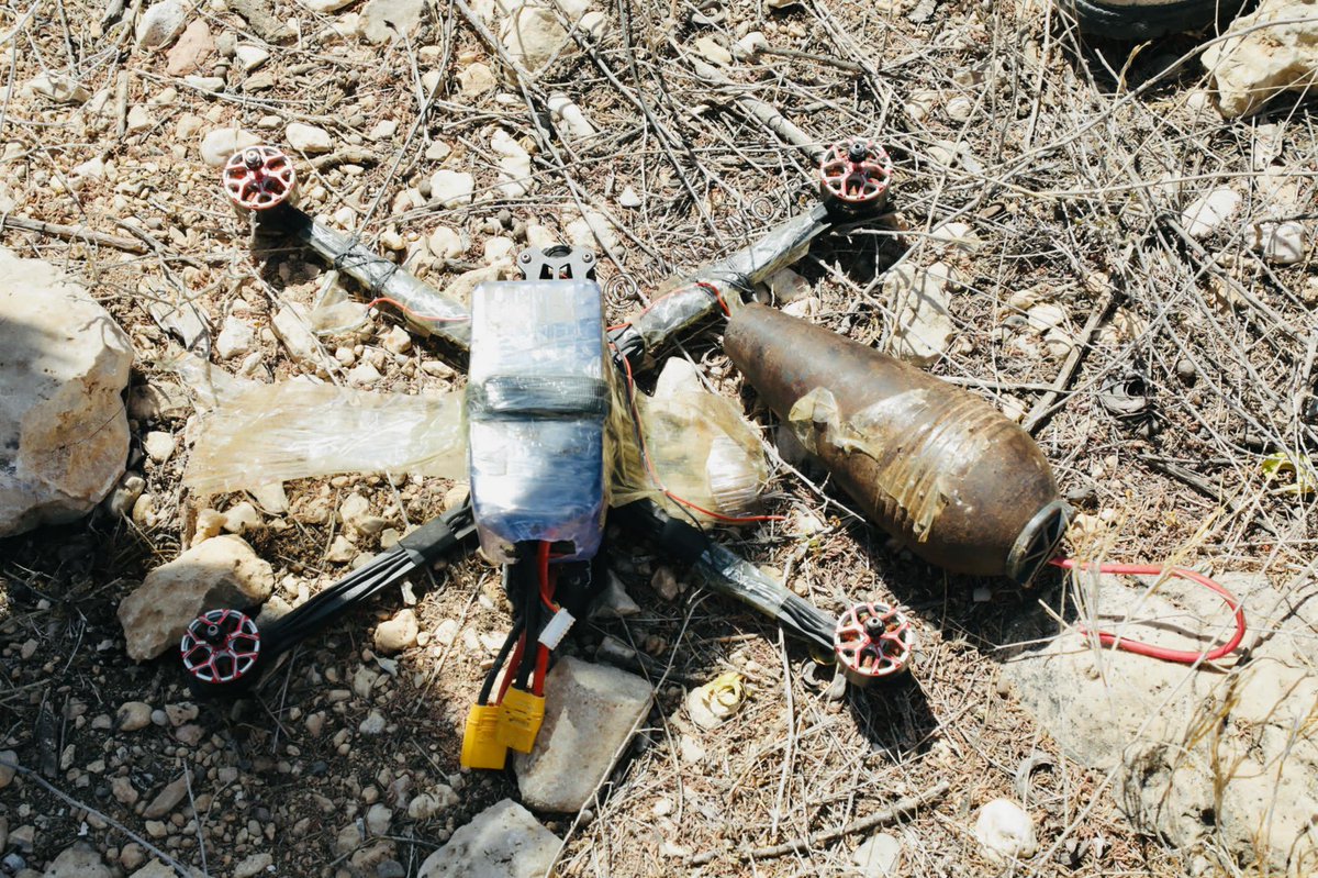 Somalia : Puntland Security Forces (PSF) raided an ISIS hideout in the Calmiskaad mountains in Puntland. Seemingly PSF officers captured a COTS Quadcopter Drone armed with modified air-drop 82mm O-832D  HE-Frag mortar bomb