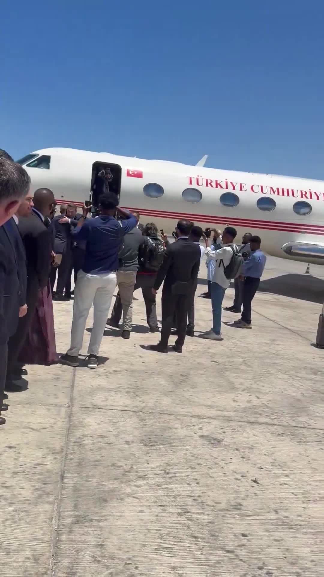 Türkiye’s Minister of Energy @aBayraktar1 has arrived in Mogadishu. He will attend the ceremony marking the start of duty of the Çağrı Bey ship, which will conduct oil drilling off the coast of Mogadishu