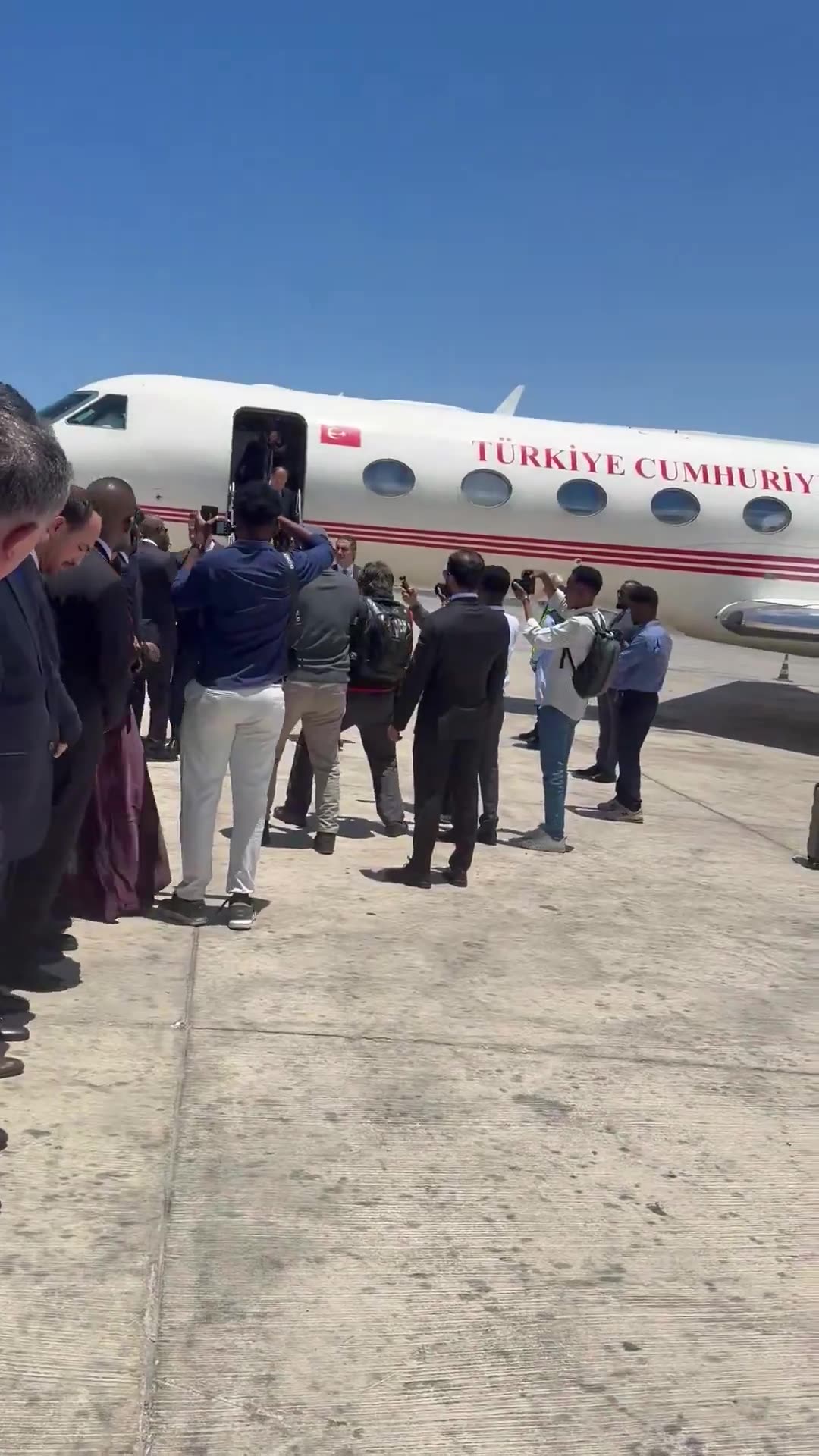 Türkiye’s Minister of Energy @aBayraktar1 has arrived in Mogadishu. He will attend the ceremony marking the start of duty of the Çağrı Bey ship, which will conduct oil drilling off the coast of Mogadishu