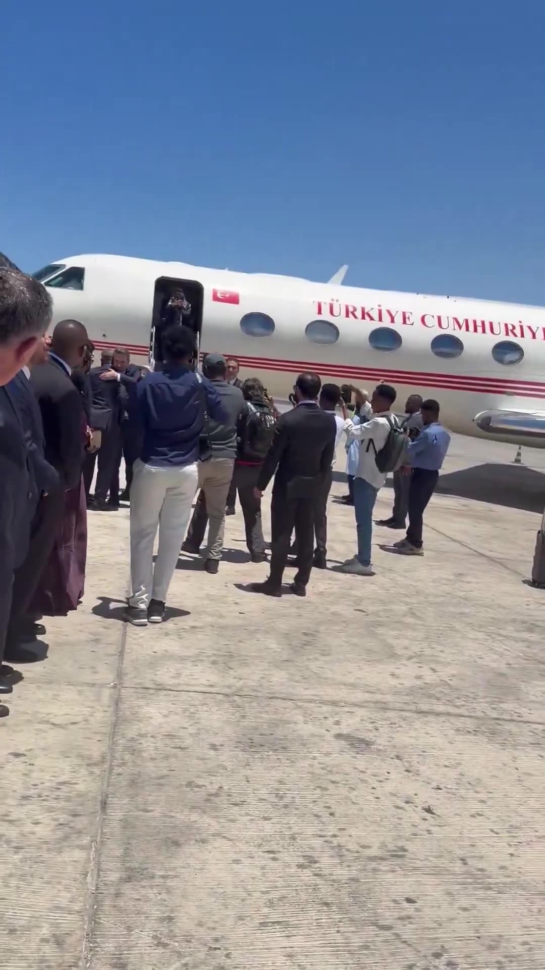 Türkiye’s Minister of Energy @aBayraktar1 has arrived in Mogadishu. He will attend the ceremony marking the start of duty of the Çağrı Bey ship, which will conduct oil drilling off the coast of Mogadishu
