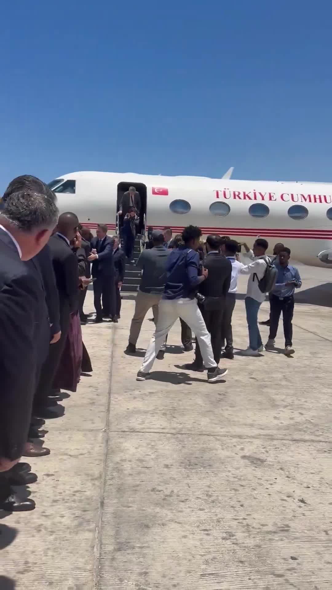 Türkiye’s Minister of Energy @aBayraktar1 has arrived in Mogadishu. He will attend the ceremony marking the start of duty of the Çağrı Bey ship, which will conduct oil drilling off the coast of Mogadishu