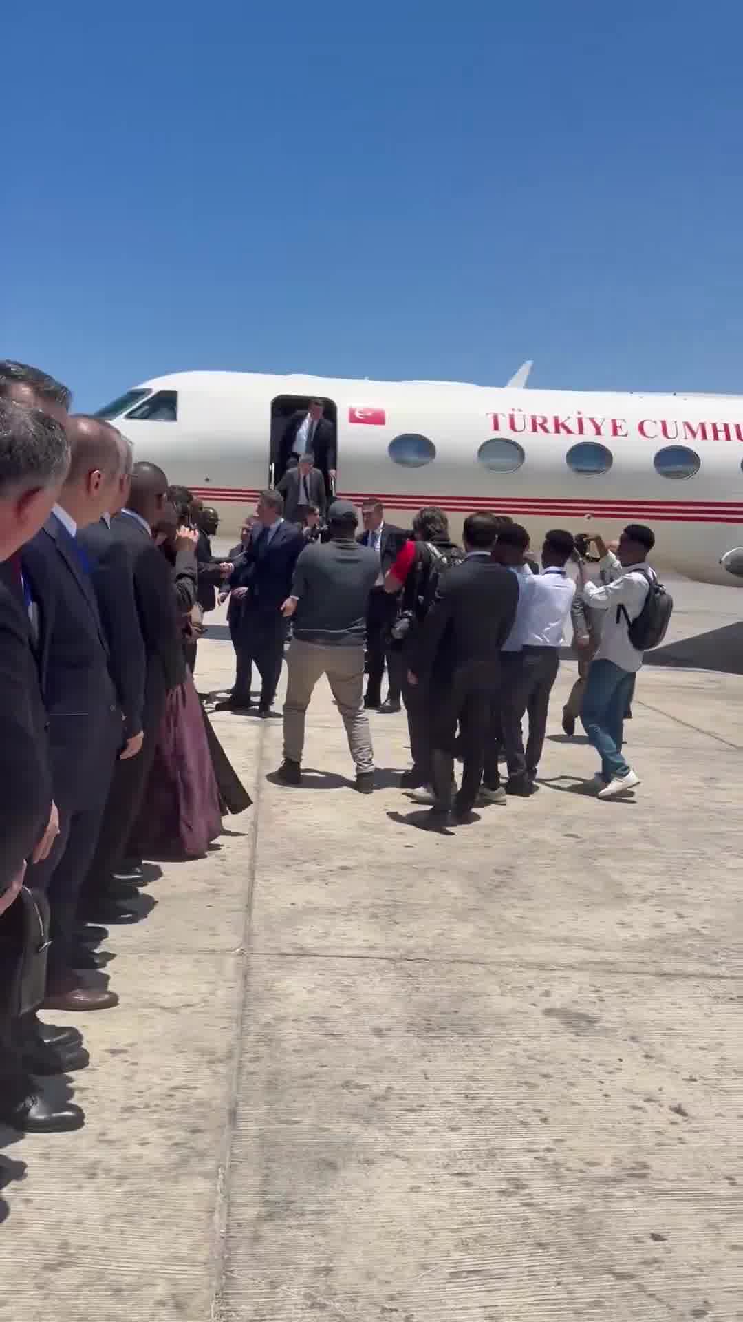 Türkiye’s Minister of Energy @aBayraktar1 has arrived in Mogadishu. He will attend the ceremony marking the start of duty of the Çağrı Bey ship, which will conduct oil drilling off the coast of Mogadishu