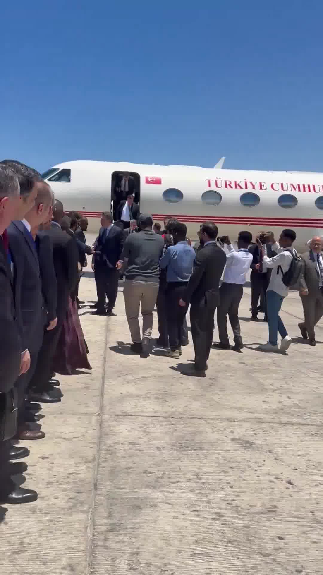 Türkiye’s Minister of Energy @aBayraktar1 has arrived in Mogadishu. He will attend the ceremony marking the start of duty of the Çağrı Bey ship, which will conduct oil drilling off the coast of Mogadishu